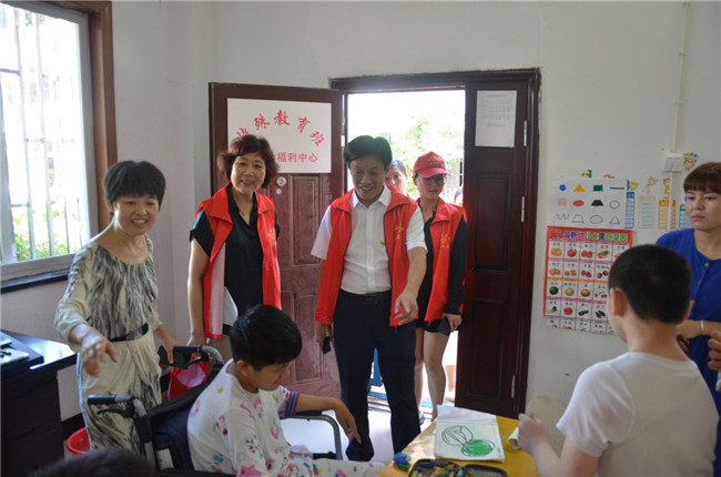 城投集團(tuán)開展“傳承紅色基因，敬老愛幼先行” 現(xiàn)場(chǎng)獻(xiàn)愛心活動(dòng)