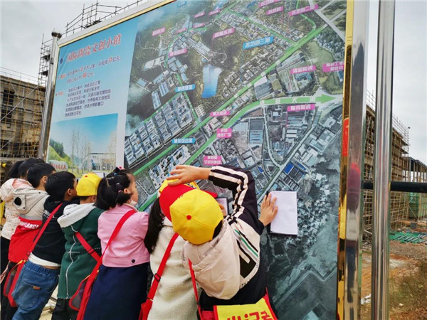 “千人市民觀察團”走進城投集團龍山湖公園、陶瓷產(chǎn)業(yè)加速基地等項目