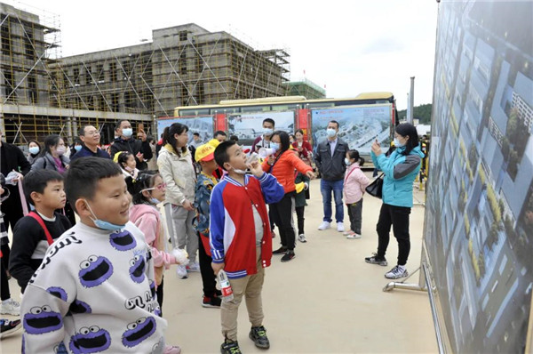 “千人市民觀察團”走進城投集團龍山湖公園、陶瓷產(chǎn)業(yè)加速基地等項目