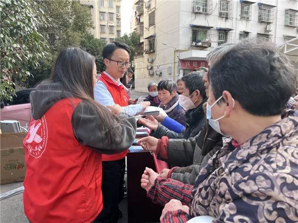 市城投集團(tuán)進(jìn)社區(qū)開展反邪教宣傳