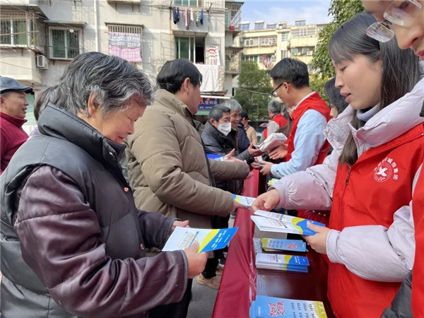 市城投集團(tuán)進(jìn)社區(qū)開展反邪教宣傳