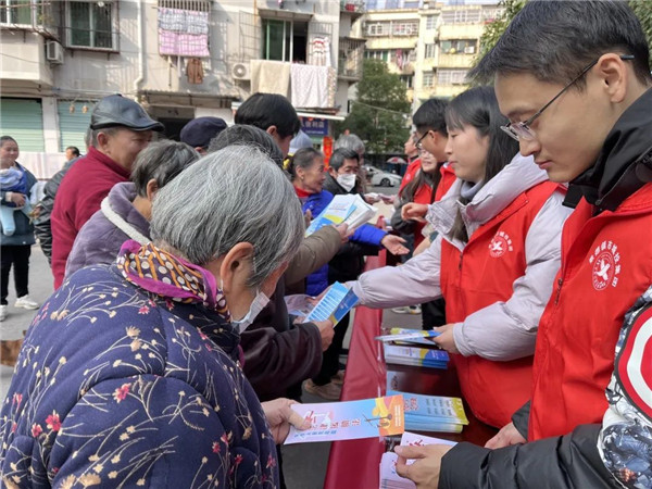 市城投集團(tuán)進(jìn)社區(qū)開展反邪教宣傳