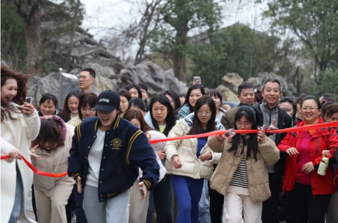 市城投集團(tuán)開展“團(tuán)結(jié)一心 拼搏進(jìn)取 奮戰(zhàn)2025”迎新年登山、健步走活動